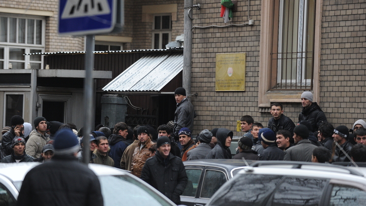 Из отдалённых кишлаков - сразу в Москву: Мигранты отвергли наши правила игры