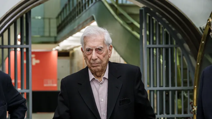 От провинциального журналиста до нобелевского лауреата: Умер классик латиноамериканской литературы Марио Варгас Льоса