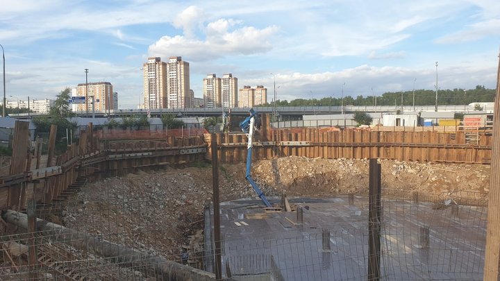 На стройке элитного дома в Москве упал кран. Есть разрушения