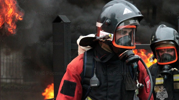 В Новосибирске загорелся заброшенный барак в Первомайском районе