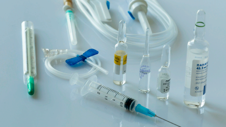 Неразборчивый почерк и домашние трудности: Невролог озвучил неочевидные признаки болезни Альцгеймера