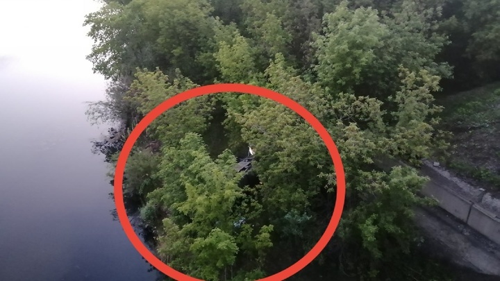 Появилось видео падения машины с моста в центре Челябинска 28 мая