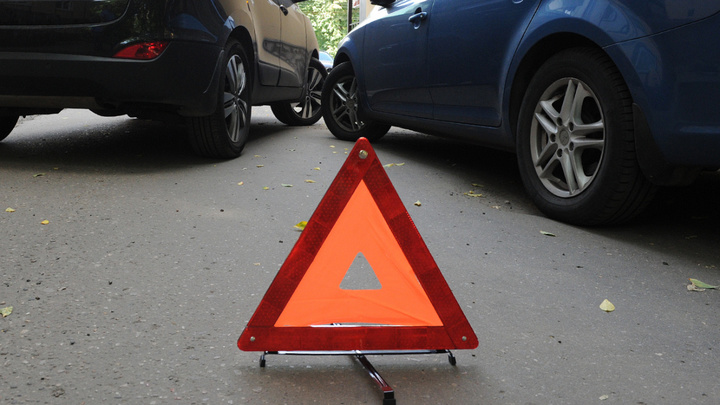В Люберцах водитель на иномарке врезалась в остановку