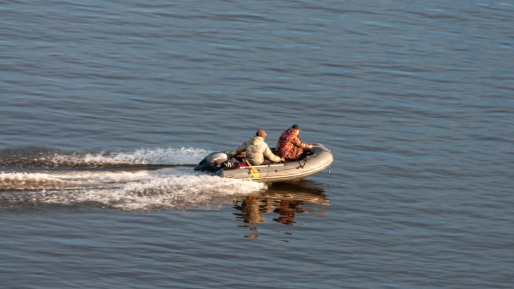 В Новосибирской области на реке Обь перевернулась лодка с четырьмя людьми на борту