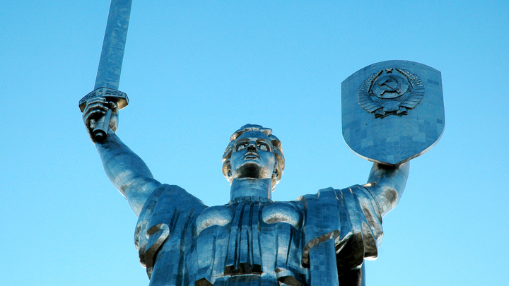 Киев опозорился с подъёмом трезубца на Родину-мать. Фото ушли в народ