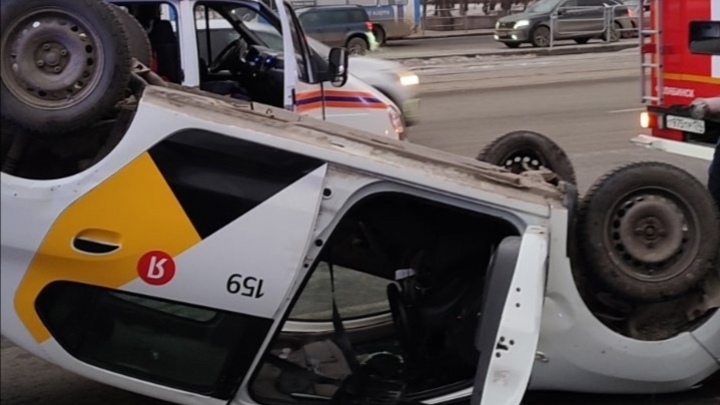 На машине такси, которая перевернулась на крышу в Челябинске, были разные шины