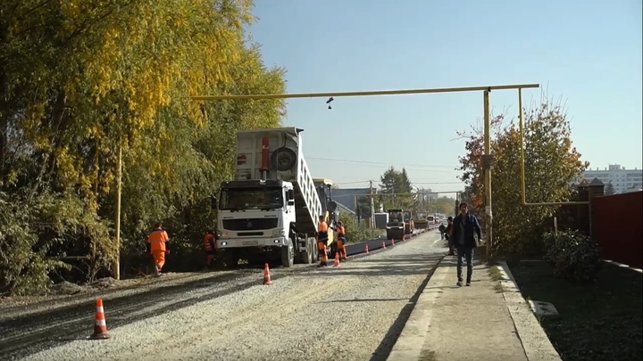 На улице Забалуева в Новосибирске начали укладывать асфальт