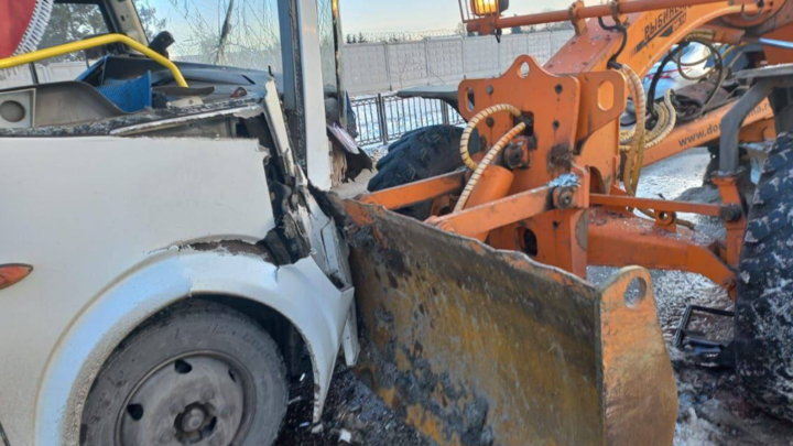 Шесть человек получили травмы при столкновении автобуса с трактором в Омске