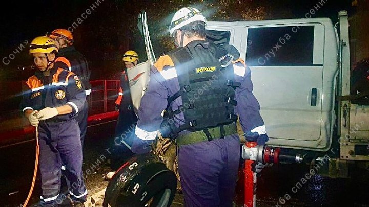 В Сочи ночью столкнулись два грузовика: есть пострадавший