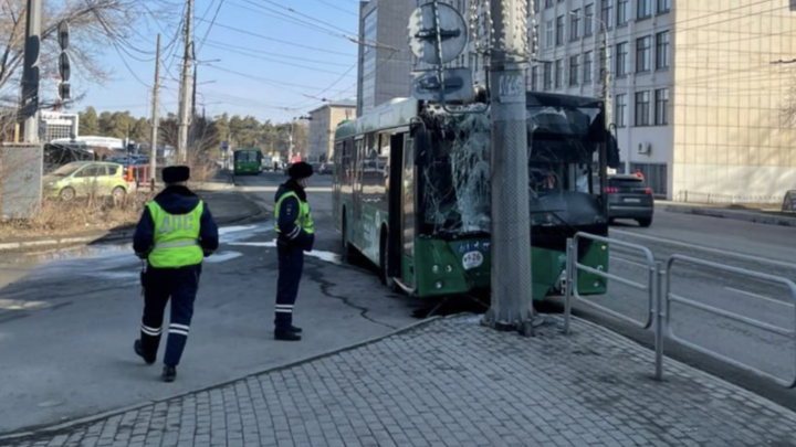 В Челябинске женщина за рулем пассажирского автобуса устроила ДТП на проспекте Ленина