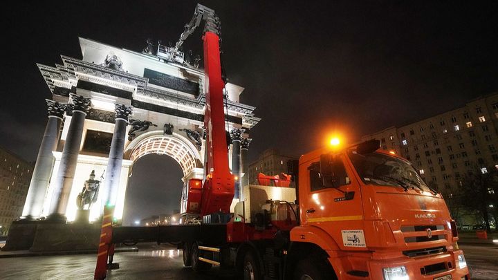 Триумфальную арку на Кутузовском проспекте промыли перед зимой