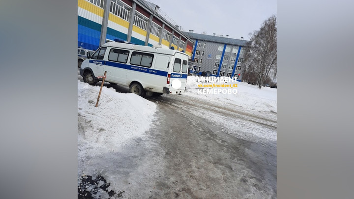В Кемерове из техникума эвакуировали студентов и преподавателей из-за сообщения о минировании