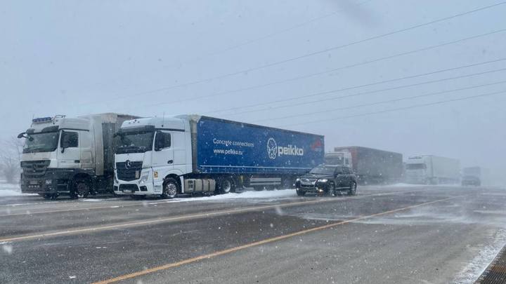 Перед Новороссийском открыли временные стоянки для грузовиков, которым запрещён проезд по М-4 Дон