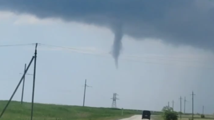 Сезон открыт: в Славянском районе по дороге к морю очевидцы засняли первый в этом году смерч