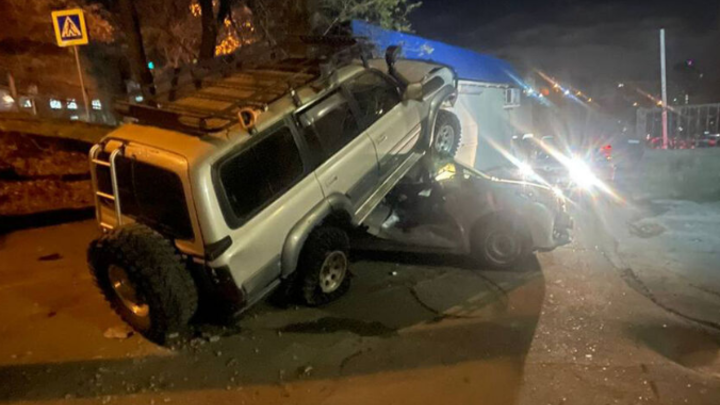 Во Владивостоке женщина на угнанном внедорожнике заехала на крышу легковушки