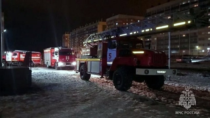 В Златоусте загорелся завод рядом с автозаправкой
