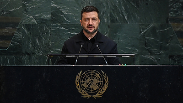 Он живёт в своём мире: Зеленский нахамил Лукашенко в ответ на предложение о мире