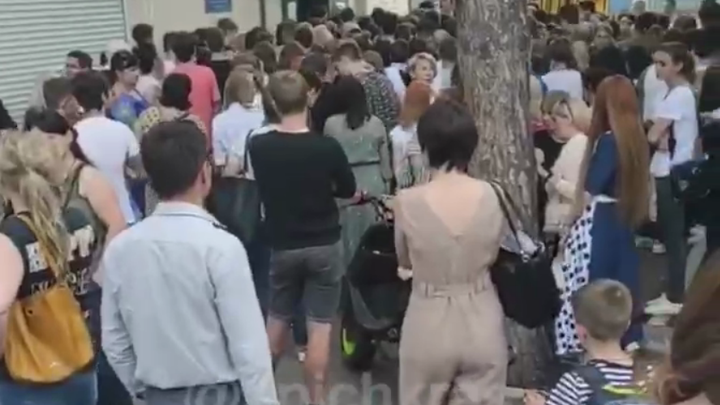 Ковид побежден? Массовая апелляция школьников попала на видео в Краснодаре