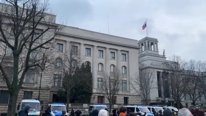 Немец заставил весь зал замолчать одним вопросом: «За что вы не любите русских?» Немец заставил весь зал замолчать одним вопросом: «За что вы не любите русских?»