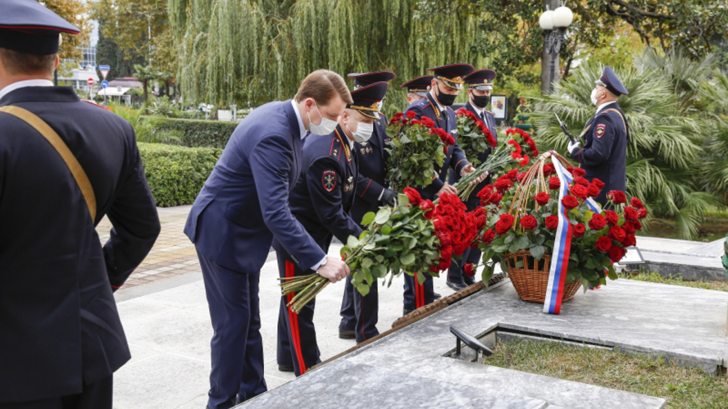 Память сотрудников органов внутренних дел. Мемориал погибшим сотрудникам МВД Королев. Возложение цветов + сотрудники МВД. Погибшие сотрудники МВД. Возложение цветов к памятнику МВД.