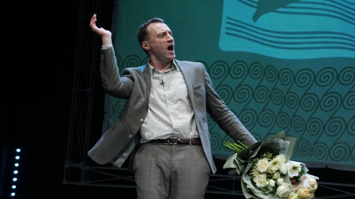 Необразованные жертвы пропаганды. Беглый Толя Белый* посмеялся над русскими