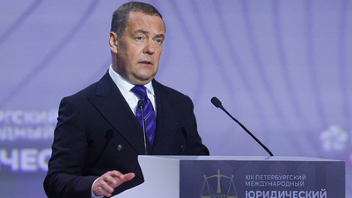 Медведев предложил Украине выбор между миром и капитуляцией