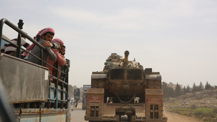 Стоят девчонки, стоят в сторонке: Русские в Сирии бескомпромиссно заблокировали американцев