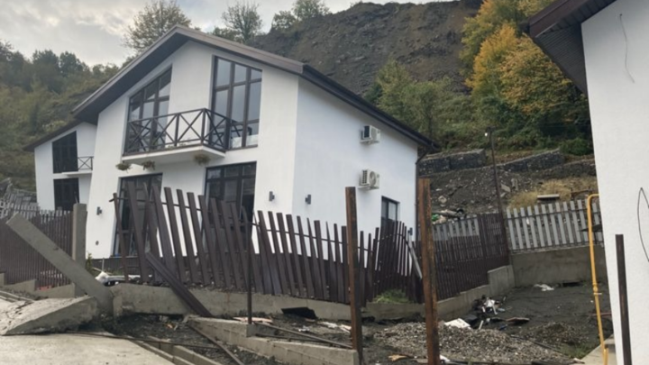Каждый поврежденный оползнем дом в коттеджном поселке Сочи оценивается в 27 млн рублей