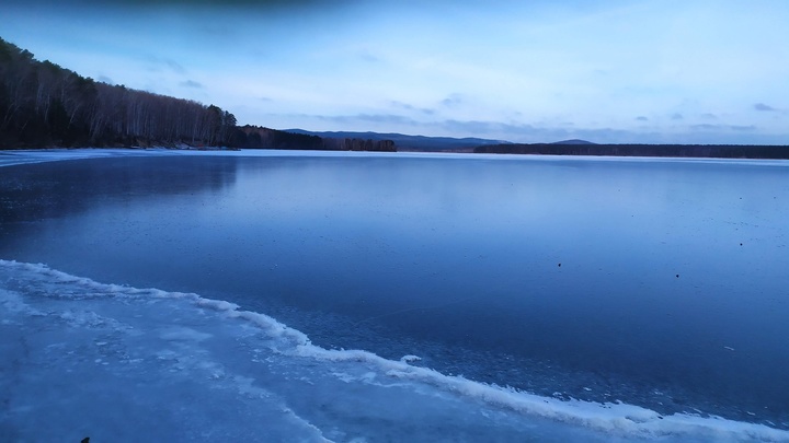 Мужчина на коньках попрыгал через скакалку на льду озера Тургояк