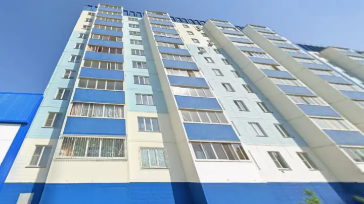 Жильцов новосибирской многоэтажки хотят выселить из-за крена соседнего дома