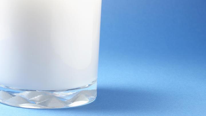 В зоне риска – желудок и печень: Ученые рассказали о вреде молока для пенсионеров