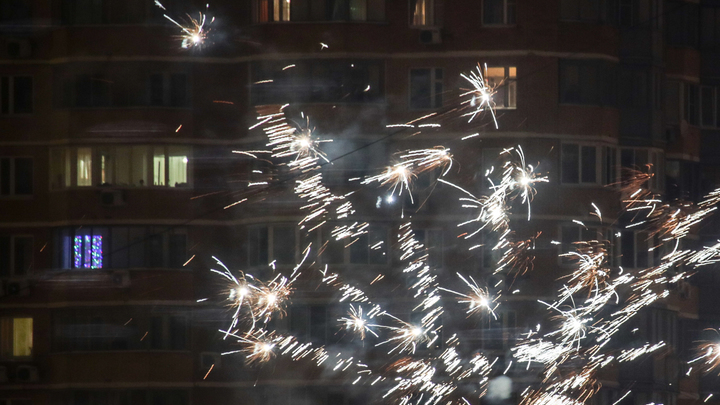 Мошенники заставили девушку поджечь фейерверк посреди оживлённой улицы в Новосибирске