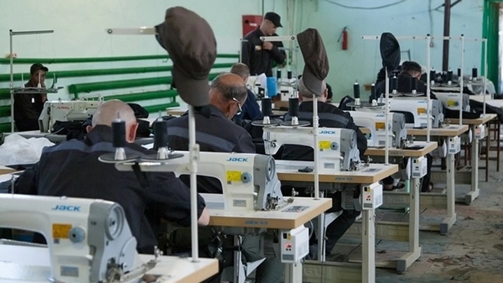 Зэков привлекли к борьбе с коронавирусом: в ростовских тюрьмах начали шить медицинские маски