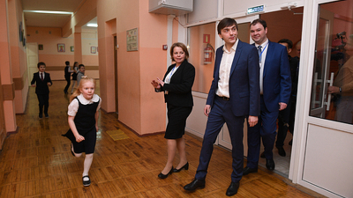 Учителям на «удаленке» в Челябинской области сохранят прежнюю зарплату