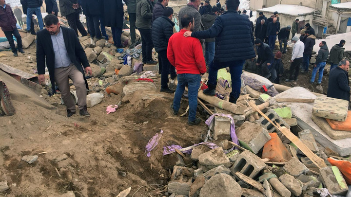 Разрушены дома, погибли люди: В Турции произошло землетрясение