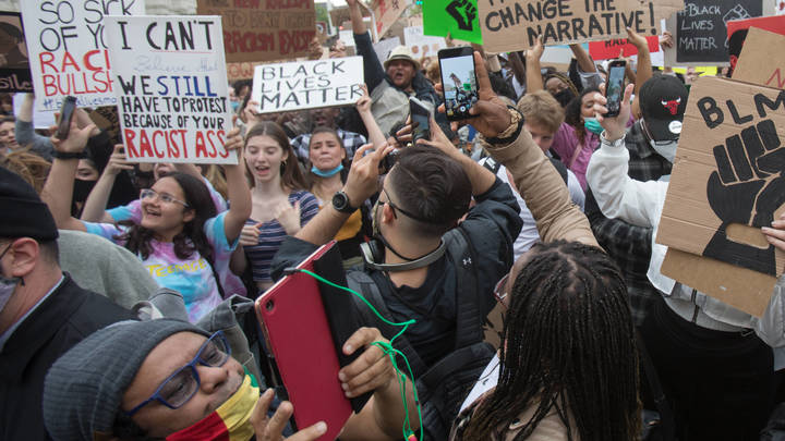 Анекдот о беспорядках в США не смог обойти русских