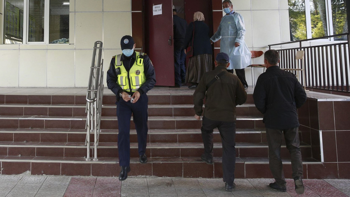 Охвачены пламенем кабинеты: В Бишкеке горит здание парламента