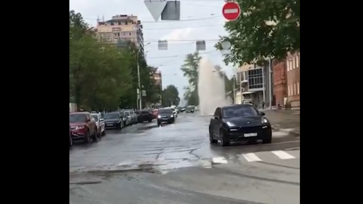 В центре Новосибирска из-под земли забил огромный фонтан