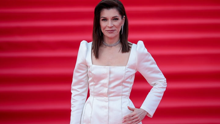 QR и тайная комната. Актриса уместила горькое ковидное будущее в минутный фильм