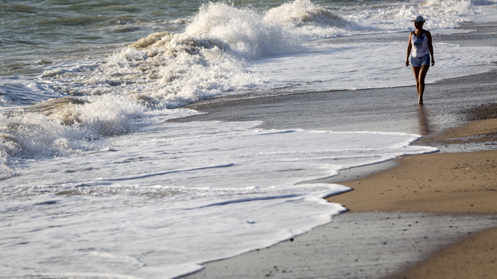 Пляж в Дагомысе закрыли для купания из-за шторма