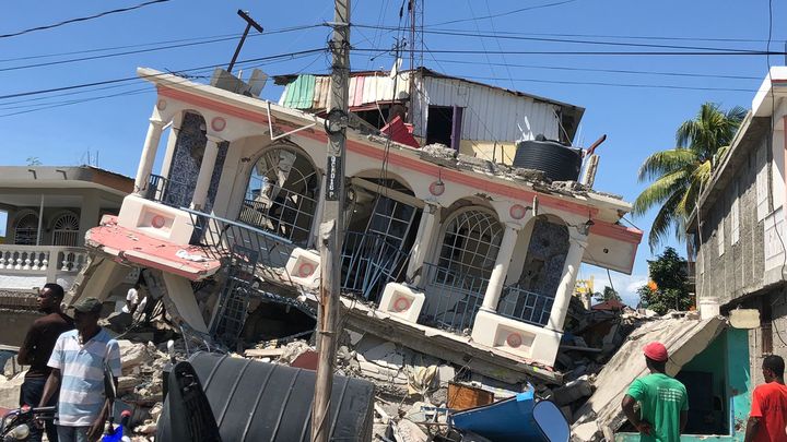 Под завалами ищут людей, но надежды мало: поиски выживших после землетрясения на Гаити продолжаются