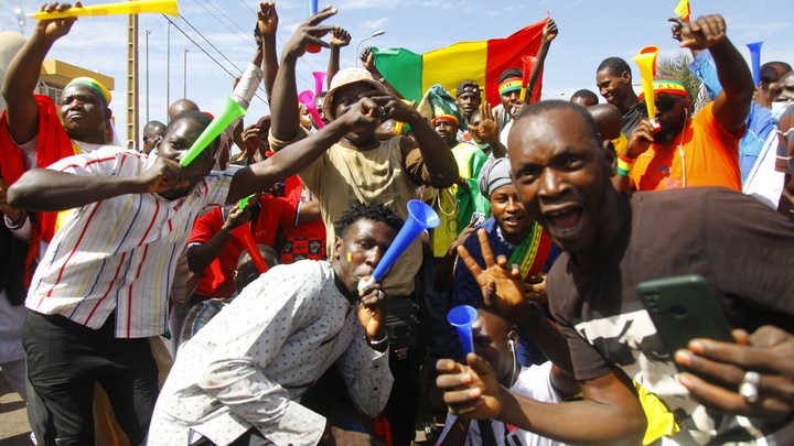 Жители Мали вышли на митинг против санкций. Их лидер заявил, что решение может прийти из России