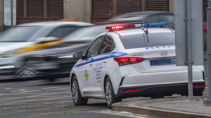 BMW X6 из свадебного кортежа завалился на бок в Москве