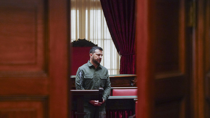 Поверженный политик: в США посоветовали Зеленскому бежать из страны