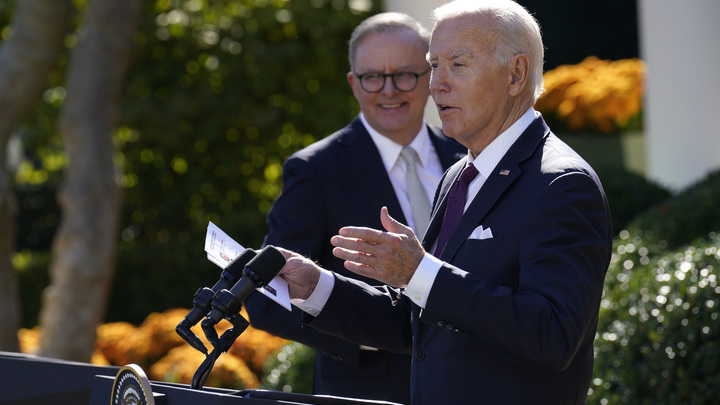 Байден дважды опозорился с рассказом о поездках с Си Цзиньпином