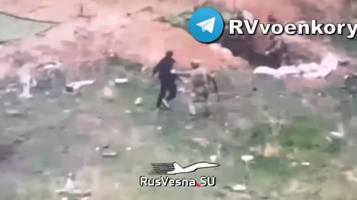 Бойцы ВС РФ сняли на видео, как украинец сбежал от военкомов к русским