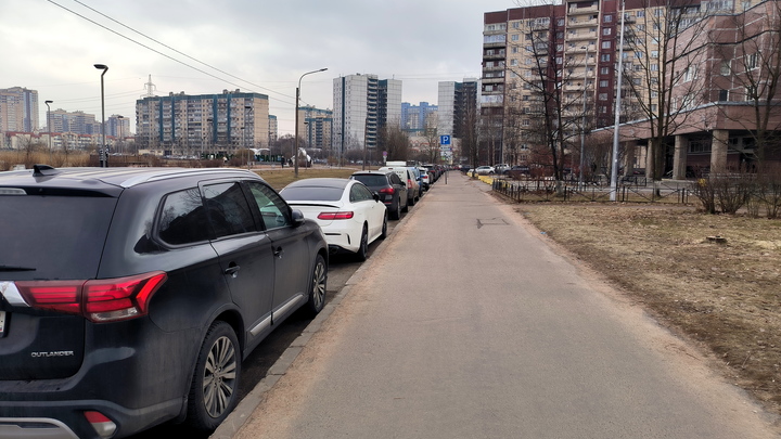 Пьяная дама за рулём каршеринга протаранила пять машин в Королёве: видео