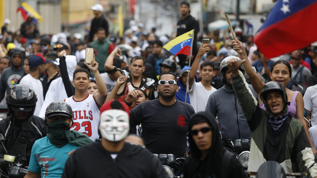 Сторонники оппозиции продолжают прибывать на акцию в центре Каракаса