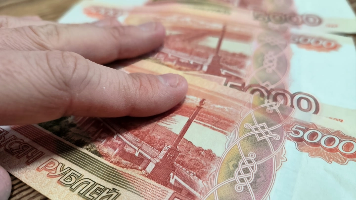Среднемесячный доход служащего ЦБ в 2024 году превысил 230 тыс. рублей