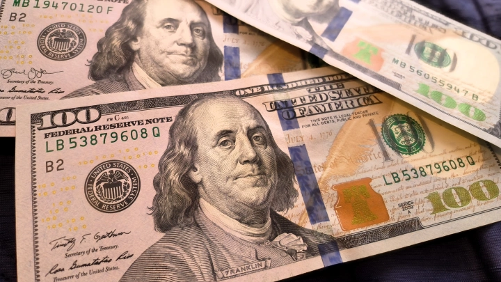 Иностранец пытался вывезти из Новосибирска в Самарканд 31 тысячу долларов